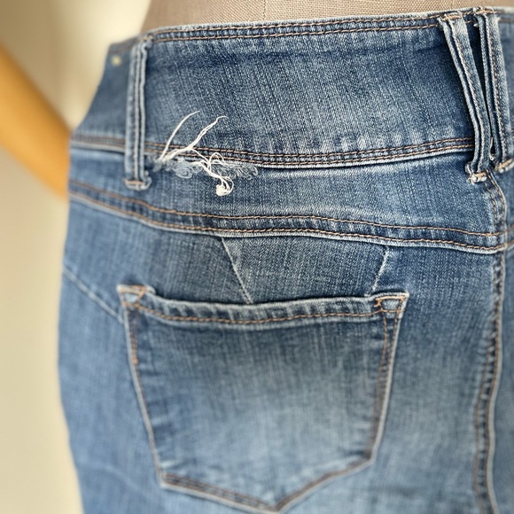 Distressed Skinny Blue Jeans - 11 - Picture 7 of 8